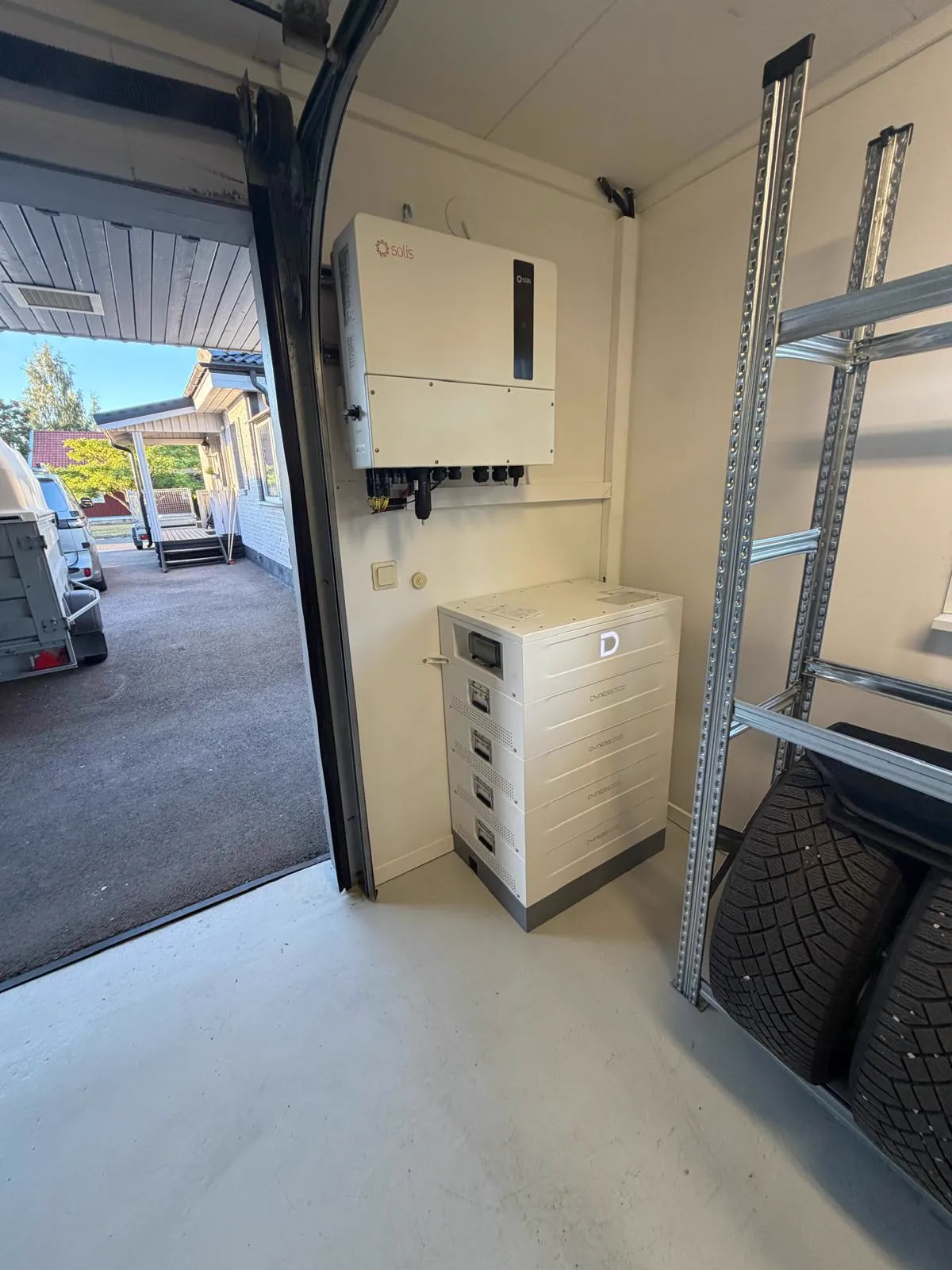 Batterilager och växelriktare installerade i garage